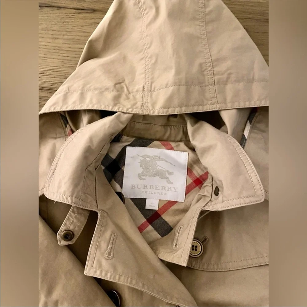 Burberry girl’s trench coat with detachable hood!! Beige /khaki color!! Size 5Y! - Picture 5 of 8